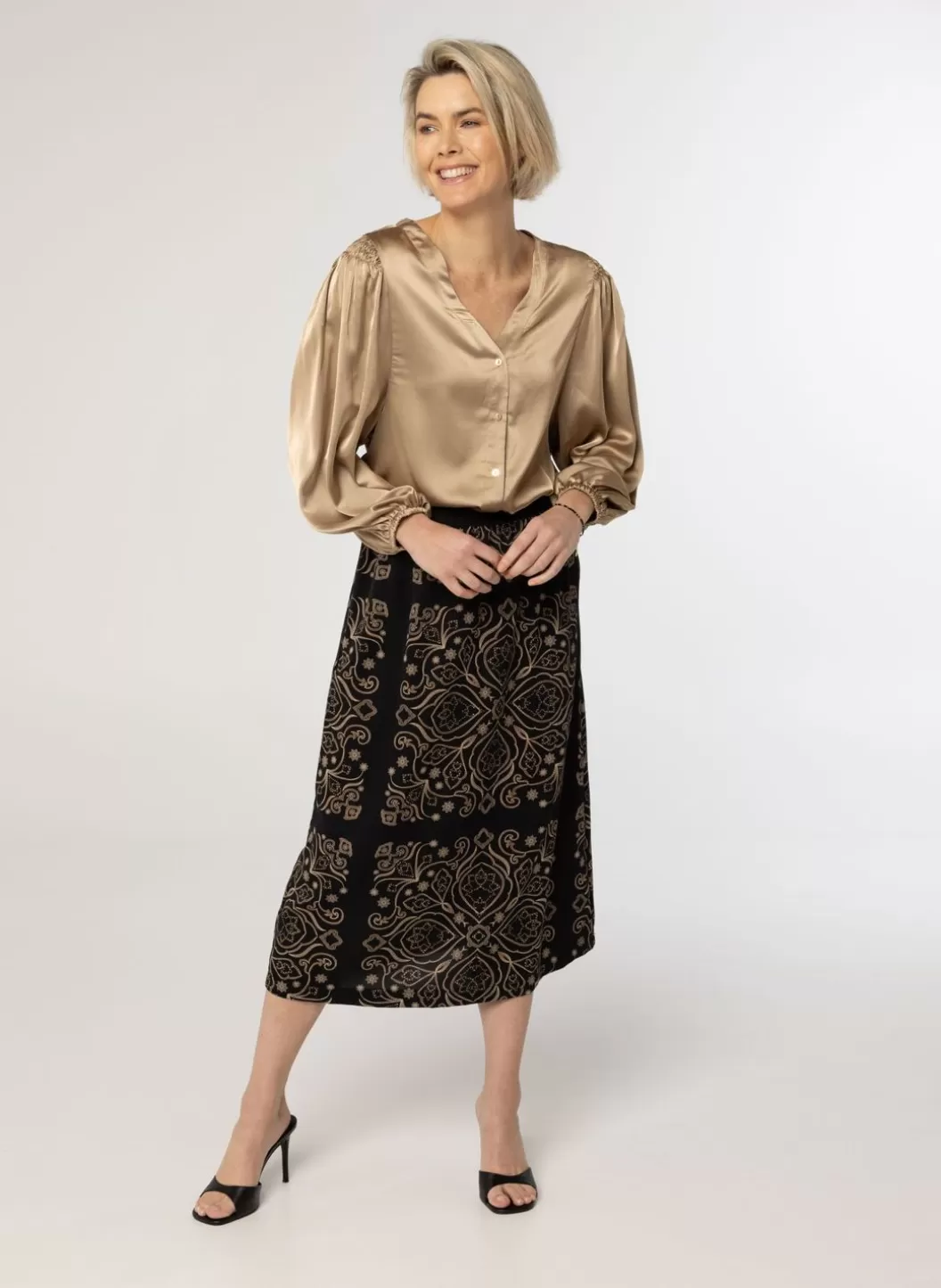 Blouses-Norah Bronzen Blouse Met Pofmouwen Bruin